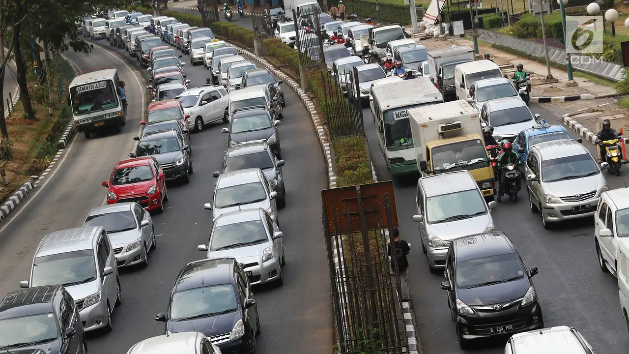 Pemerintah Wacanakan Pembatasan Mobil Berdasarkan Kapasitas Mesin di Jakarta