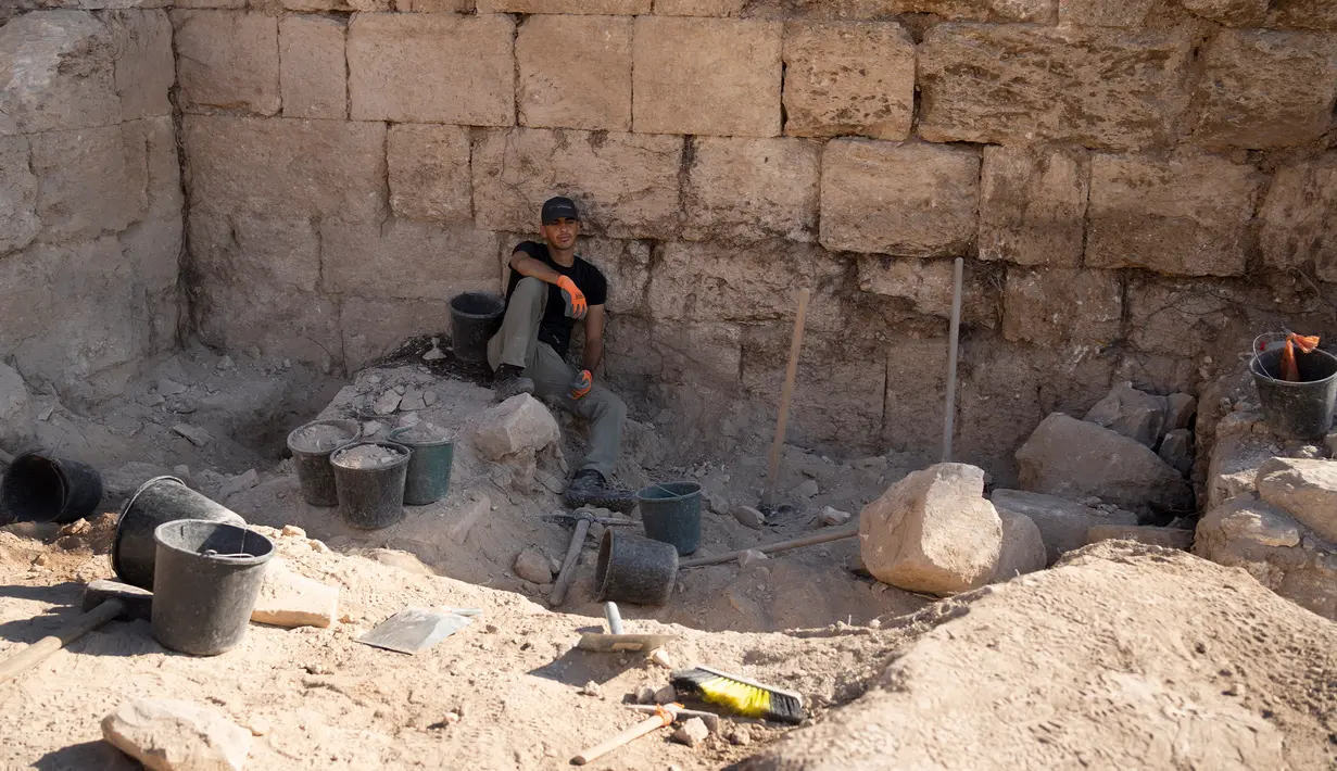 Seorang relawan beristirahat dari penggalian pada lokasi gua pemakaman Periode-Bait Suci Kedua atau Gua Salome berusia 2000 tahun yang baru-baru ini ditemukan di Hutan Lachish, Israel, 20 Desember 2022. Dilansir dari Associated Press (AP), kompleks pemakaman ini diperikirakan berasal dari abad pertama Yahudi. (AP Photo/Maya Alleruzzo)
