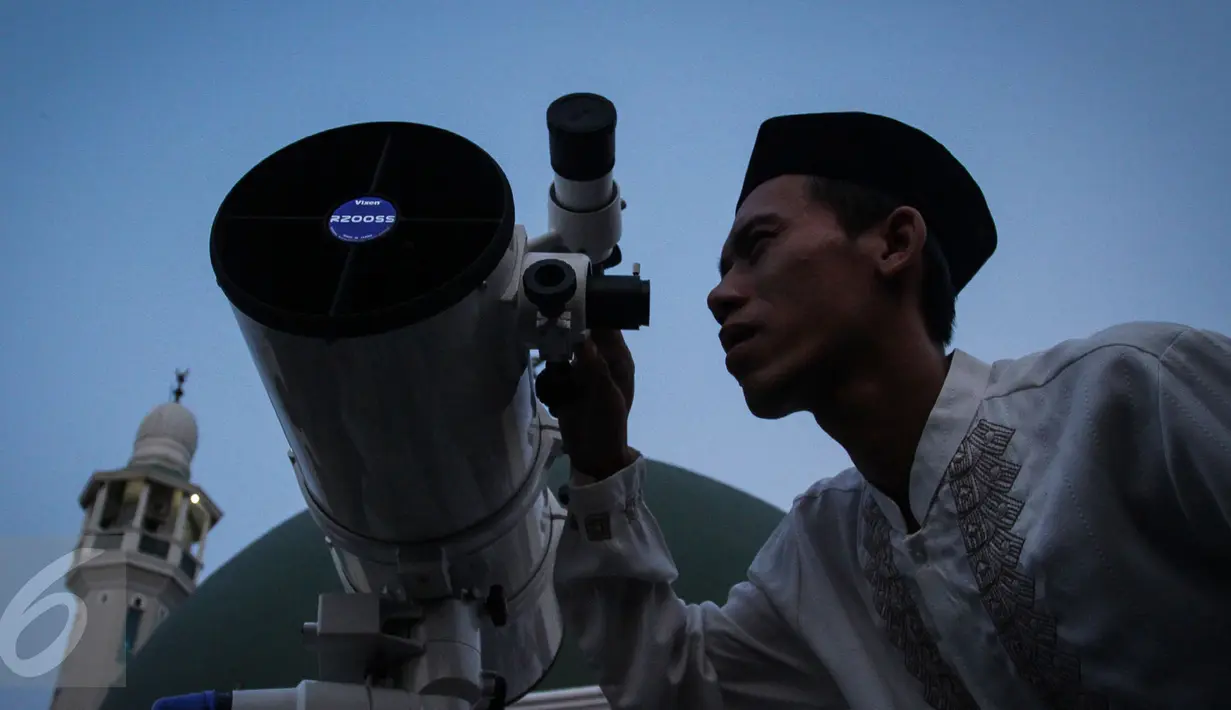 Petugas rukyat melihat posisi hilal di Pondok Pesantren Al Hidayah, Jakarta, Senin (16/6/2015). Posisi hilal masih -3 derajat di bawah ufuk sehingga penentuan jatuhnya 1 Ramadan 1436 H menunggu keputusan dari Menteri Agama. (Liputan6.com/Faizal Fanani)