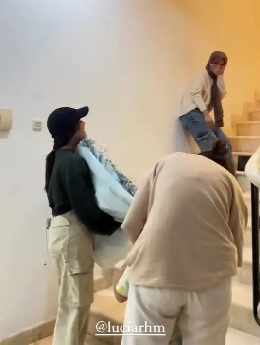 Tak disangka, ternyata bosnya menyiapkan kejutan. Fuji tampak ngumpet disebelah dinding. [Instagram/fujiasnaawi]