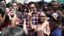 Cawagub DKI Jakarta, Djarot Saiful Hidayat saat tiba mengunjungi warga Kampung Makasar, Jakarta, Kamis (8/12). Dengan disambut warga dan anak-anak Djarot menyusuri Jalan Kerja Bakti yang menjadi lokasi blusukan-nya. (Liputan6.com/Faizal Fanani)