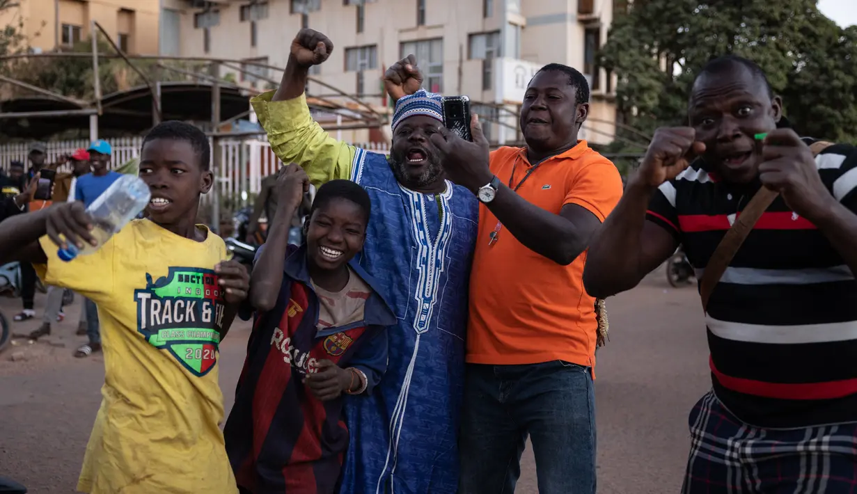 Orang-orang berkumpul di Nation square untuk merayakan dan mendukung militer Burkina Faso yang mengklaim berhasil mengambil alih pemerintahan di Ouagadougou pada 24 Januari 2022. Ini merupakan kudeta kedua yang terjadi di negara Afrika Barat itu dalam satu dekade terakhir. (OLYMPIA DE MAISMONT/AFP)