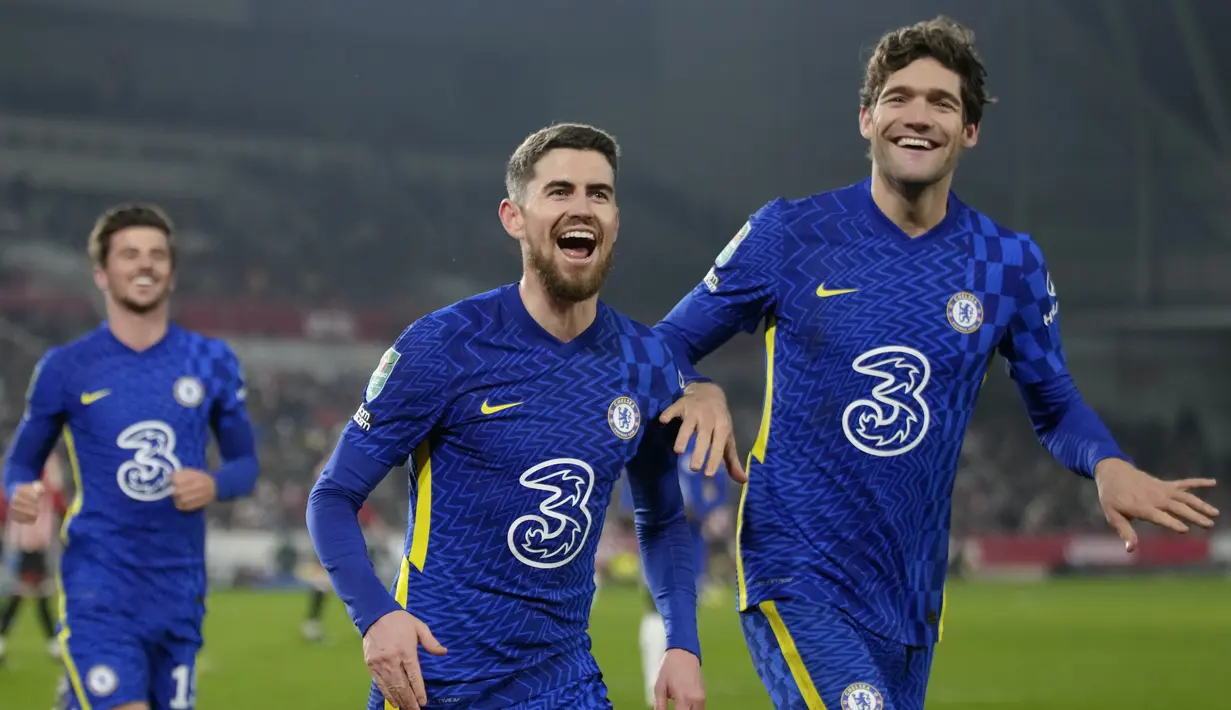 Gelandang Chelsea, Jorginho (tengah) berselebrasi usai mencetak gol lewat titi penalti ke gawang Brentford pada pertandingan perempat final Piala Liga Inggris di stadion Brentford Community di London, Kamis (23/12/2021). Chelsea menang atas Brentford 2-0. (AP Photo/Kirsty Wigglesworth)