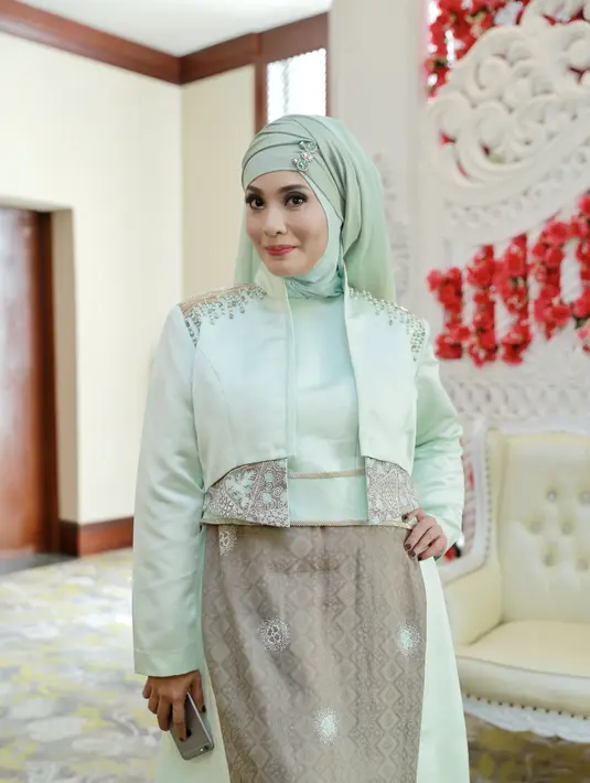 Wanita 41 tahun itu menyajikan banyak sayur-sayuran yang mengandung banyak air, guna mengatasi dehidrasi saat menjalankan ibadah puasa. (Adrian Putra/Bintang.com)