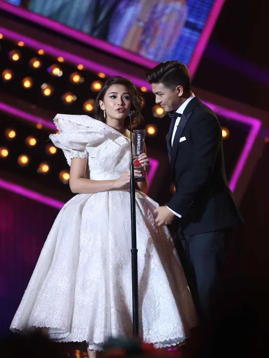 Keromantisannya pasangan yang baru menikah ini ditunjukkan disetiap kesempatan. Dalam ajang Infotainment Awards 2016 ia juga dinobatkan sebagai Pasangan Selebriti Paling Romantis. (Nurwahyunan/Bintang.com)