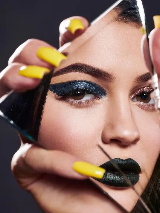 Sementara Kylie Jenner miliki konsep yang unik dalam mempromosikan makeup yang terinspirasi dari Stormi. (instagram/kyliejenner)