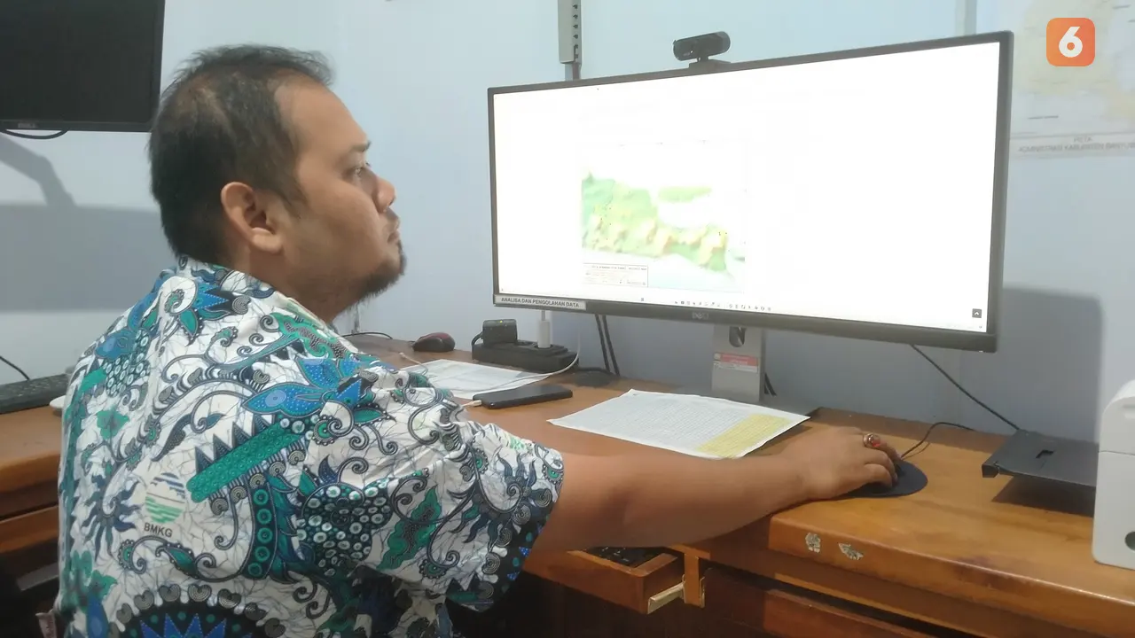 Prekirawan BMKG Banyuwangi Beni Gumintar (Hermawan Arifianto/Liputan6.com)