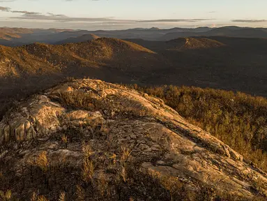 Bebatuan dan hutan yang hangus akibat kebakaran terlihat di Taman Nasional Namadgi di Canberra, Australia, pada 17 September 2020. Pohon-pohon yang hangus terbakar masih terlihat jelas di pegunungan Taman Nasional Namadgi. (Xinhua/Pemerintah Wilayah Ibu Kota Australia)