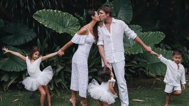 [Bintang] 8 Pasangan Artis Indonesia yang Pamer Foto Ciuman