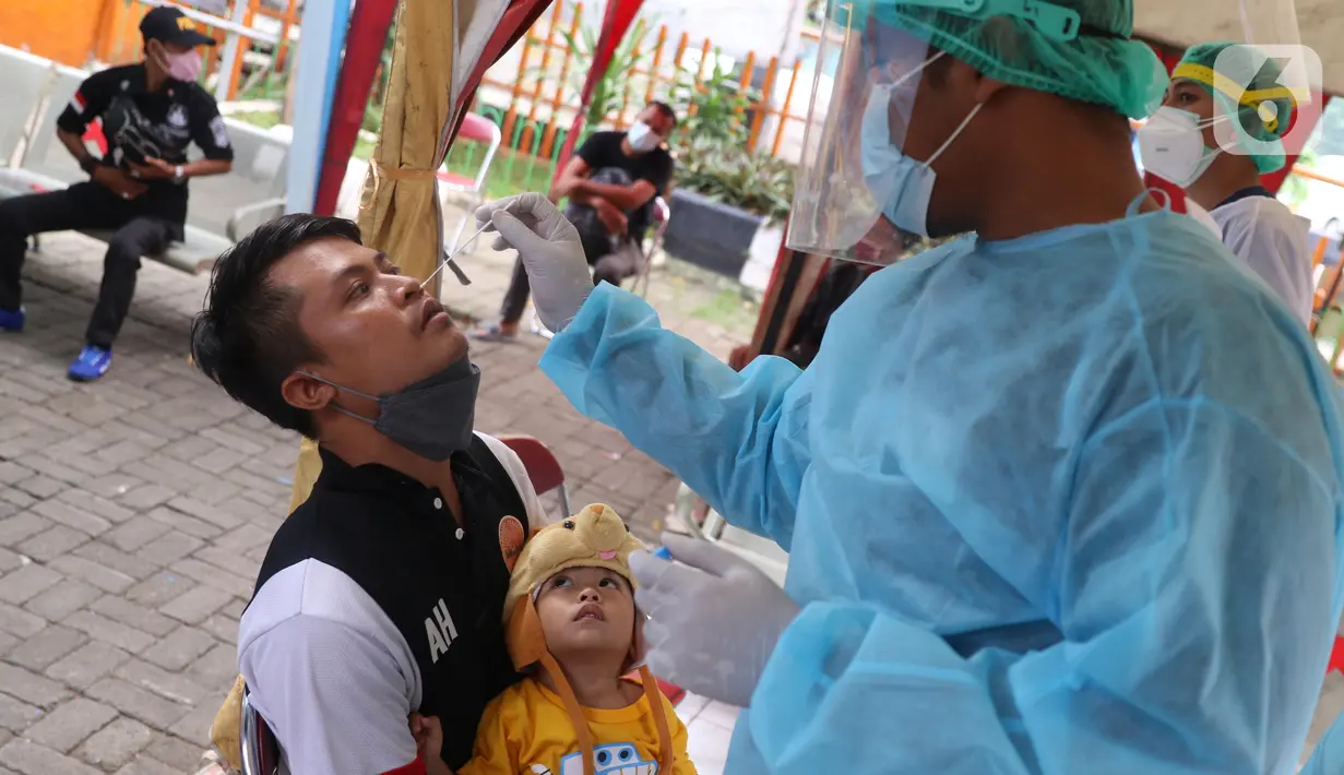 Penumpang bus Antar Kota Antar Provinsi (AKAP) yang baru tiba menjalani tes cepat antigen COVID-19 di terminal Kalideres, Jakarta Barat, Senin (17/5/2021). Menyambut arus balik mudik Lebaran, Terminal Kalideres mendirikan posko tes antigen bagi penumpang. (Liputan6.com/Angga Yuniar)