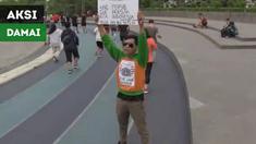 Berita video Bobotoh bernama Eko melakukan serukan perdamaian antar suporter dengan menggunakan kaus berlogo Persija Jakarta dan tulisan Jakmania di bagian depan pada Rabu (26/9/2018).