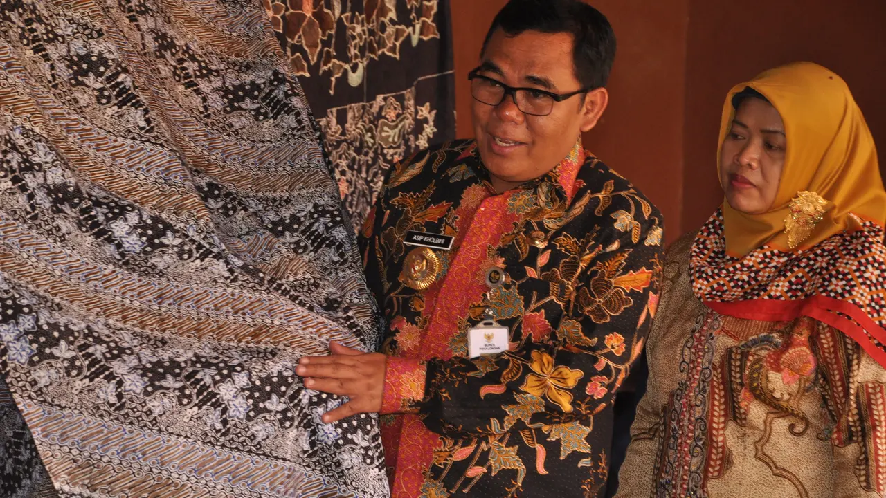 Aksi Bupati Pekalongan Promosikan Batik Warna Alam di New York
