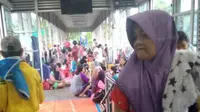 Halte Transjakarta Jembatan Baru, Cengkareng, Jakarta Barat menjadi tempat pengungsian korban banjir, Rabu (1/1/2020). (foto: Humas Trasjakarta)