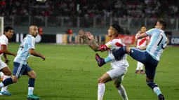 Pemain Argentina, Ramiro Funes Mori (kanan) menghalau bola dari kejaran pemain Peru,Paolo Guerrero (kanan) pada laga  pada laga kualifikasi di Nacional Stadium, Lima, Peru. (REUTERS/Mariana Bazo)