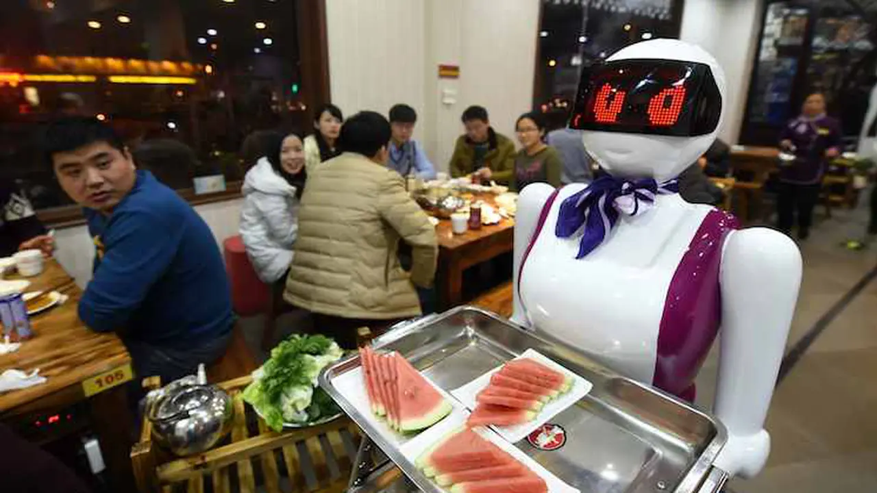 Robot Rp 160 jutaan Jadi Pelayan Restoran