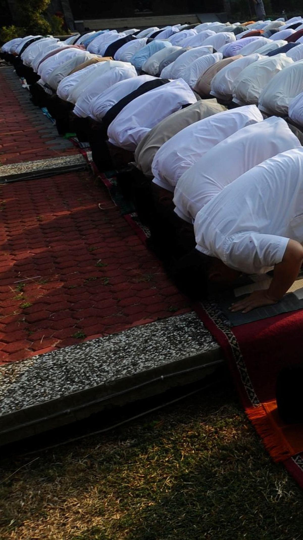 Salat berlangsung sejak pukul 07.00 WIB hingga pukul 07.40 WIB.