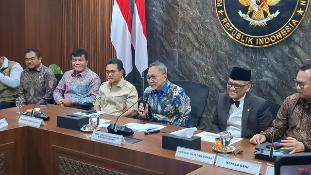 Menteri Koordinator (Menko) Bidang Pangan, Zulkifli Hasan saat konferensi pers di Kantor Kemenko Pangan, Selasa, (21/4/2026). (Foto: Liputan6.com/Arief RH)