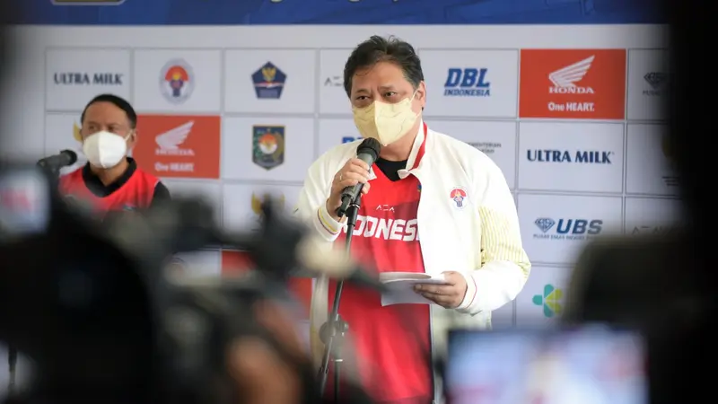 Menteri Koordinator Bidang Perekonomian Airlangga Hartarto, dalam Tip Off Penyelenggaraan Development Basketball League (DBL) Wilayah Luar Jawa-Bali 2021, di Lapangan Banteng, Jakarta Pusat, Selasa (30/11/2021).