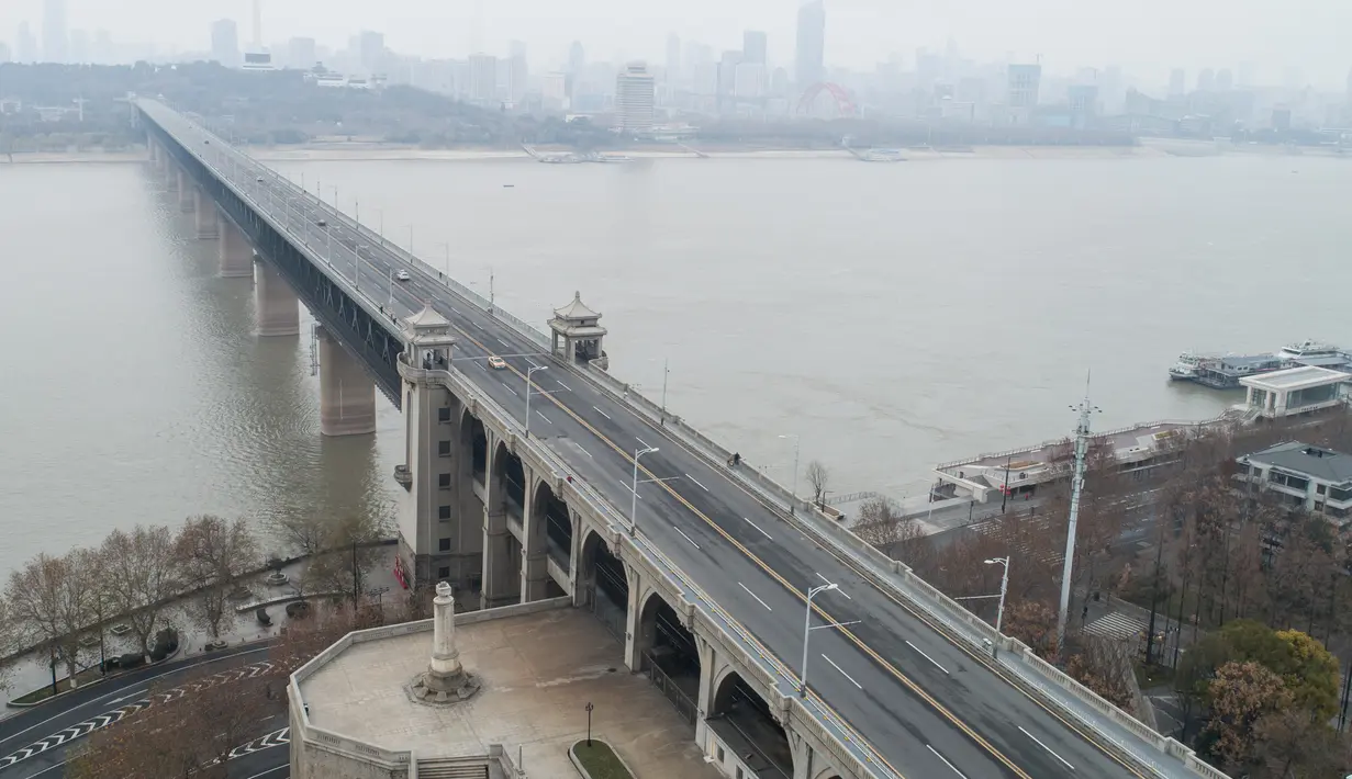Foto dari udara yang diabadikan pada 27 Januari 2020 ini menunjukkan Jembatan Sungai Yangtze di Wuhan, Provinsi Hubei, China tengah. Warga di Wuhan tetap menjalani kehidupan sehari-hari mereka saat upaya terus dilakukan untuk mengendalikan wabah coronavirus baru. (Xinhua/Cheng Min)