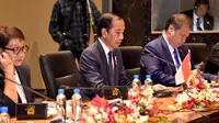 Pada akhir pertemuan bilateral, Jokowi dan PM Marape turut menyaksikan Memorandum Saling Pengertian tentang Kerja Sama di Bidang Pendidikan Tinggi yang ditandatangani oleh Menteri Luar Negeri Indonesia Retno Marsudi dan Menteri Pendidikan Tinggi Papua Nugini Don Polye. (ANDREW KUTAN/AFP)