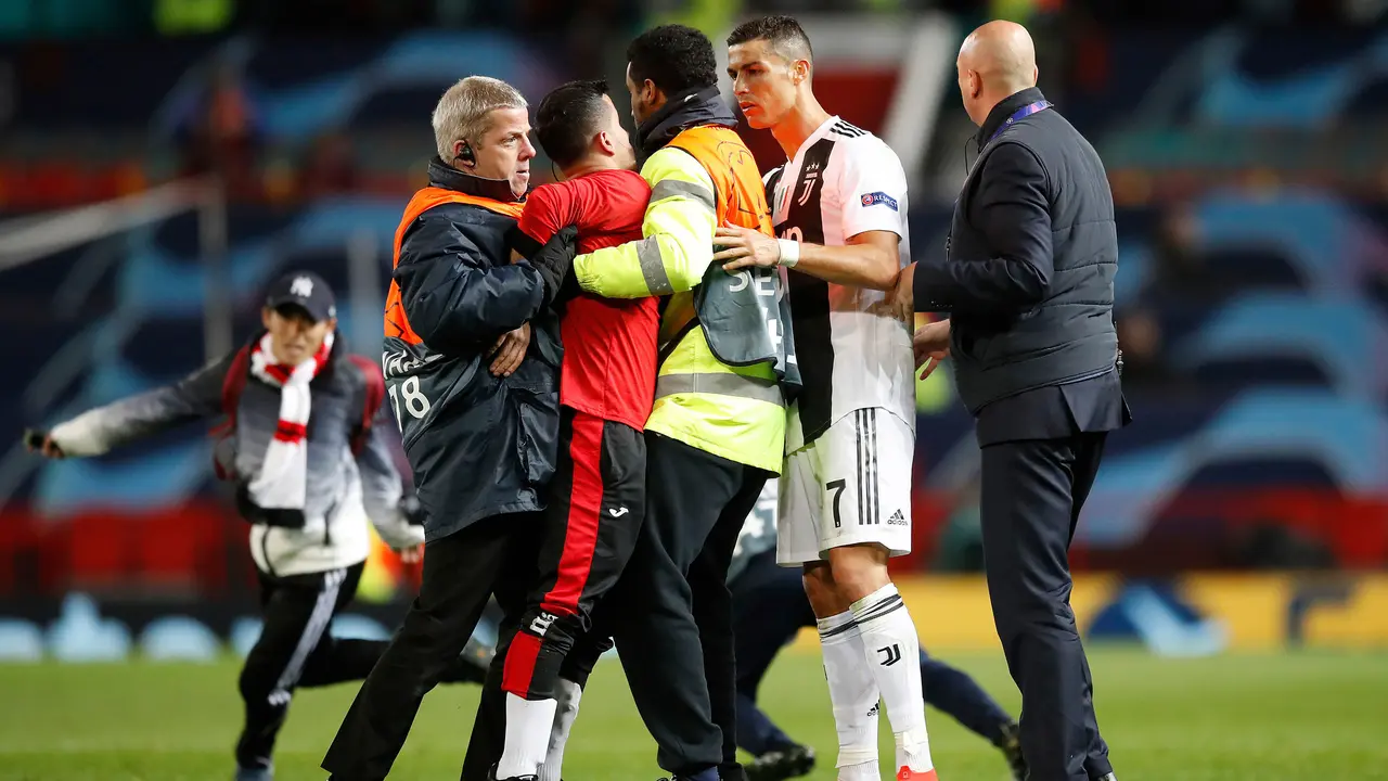 Aksi Nekat Fans MU Hampiri Ronaldo di Lapangan