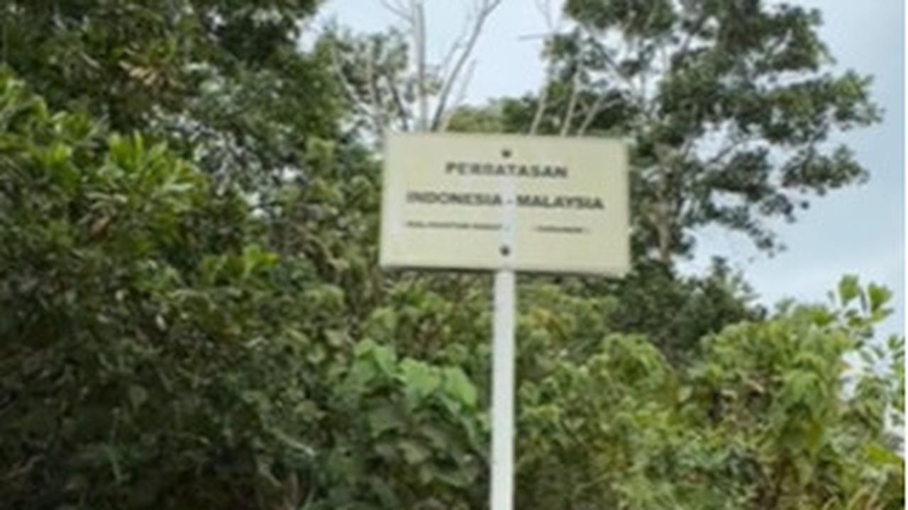 Indonesia dan Malaysia memiliki wilayah perbatasan yang bisa dilalui dengan akses jalur darat.