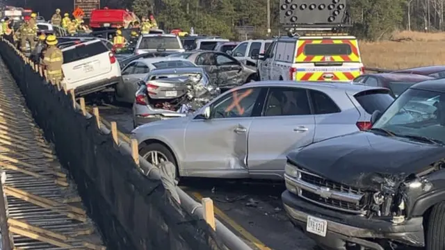 Tabrakan beruntun melibatkan lebih dari 60 mobil terjadi di jalan raya utama Virginia, Amerika Serikat. (AP)