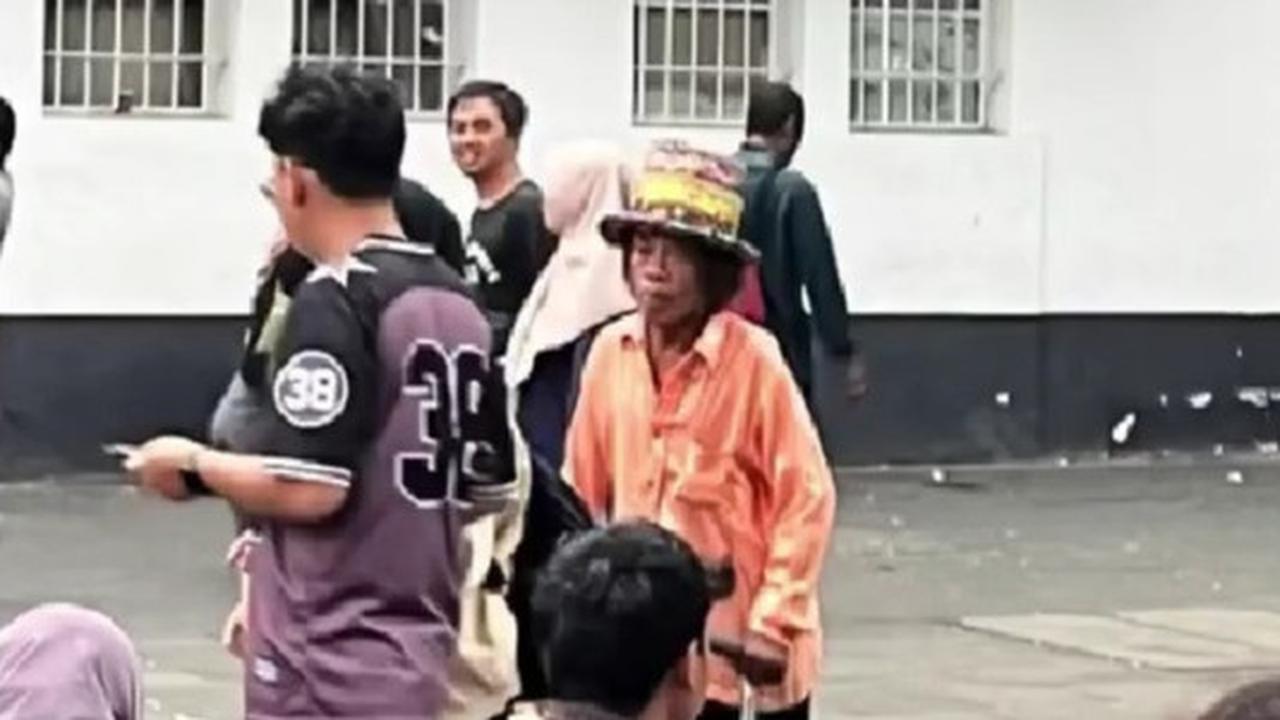 Viral Ada Sosok Mirip Pak Tarno Pakai Kruk Kaki 4 Terlihat Mengemis di Kota Tua, Lengkap Pakai Topi dan Bawa Alat Sulap
