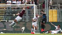 Kiper Torino, Joe Hart, melakukan blunder pada laga debut di Serie A ketika melawan Atalanta, Minggu (11/9/2016). (EPA/Paolo Magni)