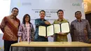 Rektor Universitas Indonesia Muhammad Anis (ketiga kiri) bersalaman dengan President of Grab Indonesia Ridzki Kramadibrata (kedua kanan) usai menandatangani Nota Kesepakatan Bersama Universitas Indonesia dengan Grab di Universitas Indonesia, Depok, Kamis (16/5/2019). (Liputan6.com/Herman Zakharia)