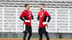 Emil Audero (kiri) dan Maarten Paes (kanan) terlihat sedang bercengkrama saat sesi latihan Timnas Indonesia di Stadion Madya, Gelora Bung Karno, Jakarta, Sabtu (22/3/2025).