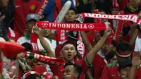 Suporter membentangkan syal jelang menyaksikan laga final pertama Piala AFF 2016 antara Indonesia melawan Thailand di Stadion Pakansari, Kab Bogor, Rabu (14/12). Indonesia unggul 2-1 atas Thailand. (Liputan6.com/Helmi Fithriansyah)