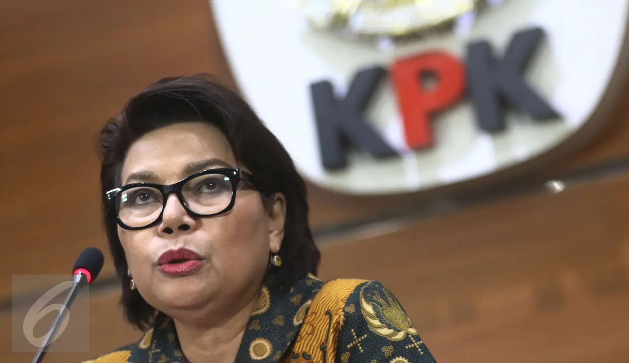 Wakil Ketua KPK, Basaria Pandjaitan menggelar konferensi pers di gedung KPK, Jakarta, Jumat (31/3). Basaria menyebut uang yang berhasil disita KPK itu sebagai cashback atas penjualan 2 unit kapal SSV (Strategic Sealift Vessel).(Liputan6.com/Helmi Afandi)