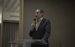 Perwakilan Mola TV, Mirwan Suwarso, ketika melepas Garuda Select angkatan ketiga berangkat ke Eropa. (PSSI).