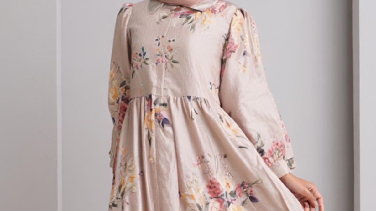 12 Model Gamis Simple tapi Mewah Motif Bunga, Kenakan Desain Ini Untuk Tampil Modis di 2025