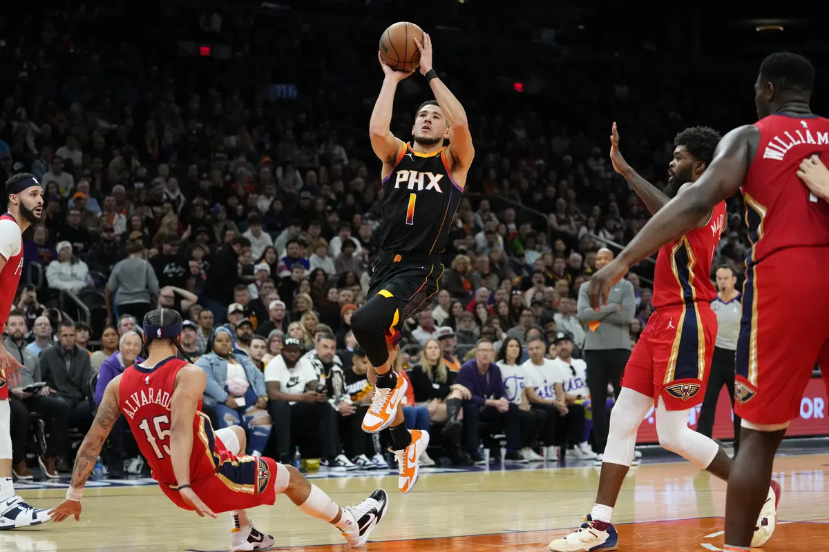 Aksi Devin Booker saat Suns melawan Pelicans di lanjutan NBA 2022/2023