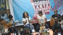 Personel grup band Slank bernyanyi menghibur penonton dalam acara Ngobrol Santai Antikorupsi Bersama Slank, KPK, dan ICW di Jakarta, Rabu (12/4). (Liputan6.com/Immanuel Antonius)