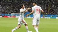 Pemain timnas Spanyol, Diego Costa (kanan), mencetak gol ke gawang Iran pada laga kedua penyisihan Grup B Piala Dunia 2018, Kamis (21/6/2018) dini hari WIB. Pada laga ini, Spanyol menang tipis 1-0. (AP Photo/Frank Augstein)