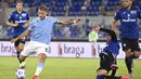 Striker Lazio, Ciro Immobile, melepaskan tendangan saat melawan Atalanta pada laga Liga Italia di Stadion Olimpico, Roma, Rabu (30/9/2020). Atalanta menang dengan skor 4-1. (Alfredo Falcone/LaPresse via AP)