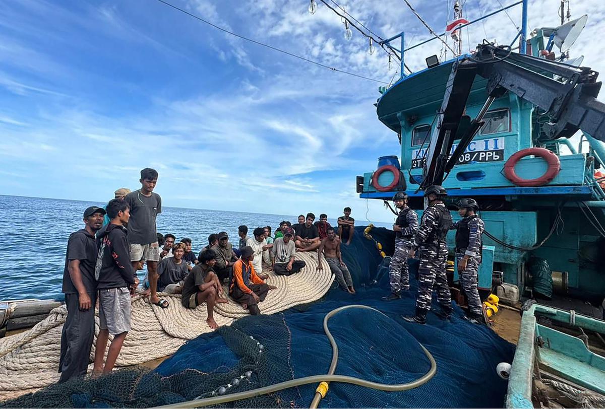 FOTO: KRI Surik-645 Gagalkan Penyelundupan 49 Paket Sabu di Selat Malaka