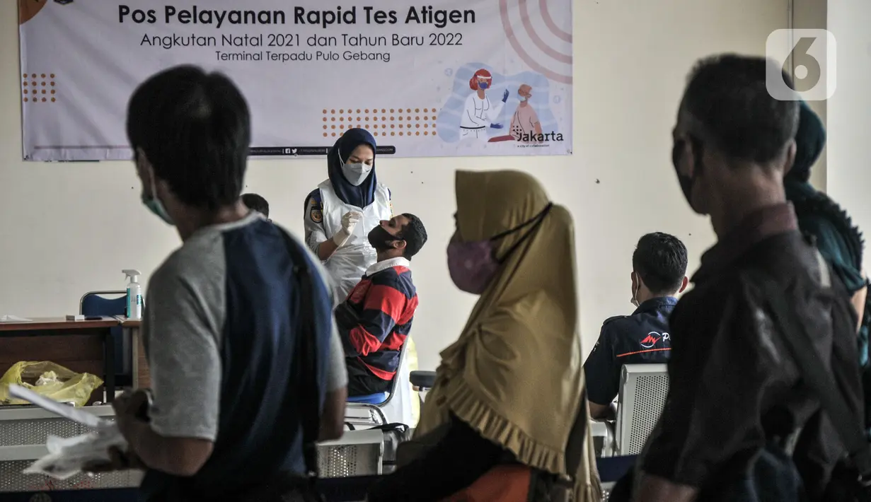 Petugas kesehatan dari Dishub melayani rapid tes antigen pada calon penumpang bus AKAP sebelum keberangkatan di Terminal Terpadu Pulogebang, Jakarta Timur, Selasa (21/12/2021). Tes antigen menjadi syarat wajib penumpang bus AKAP selama libur Natal dan Tahun Baru. (merdeka.com/Iqbal S. Nugroho)