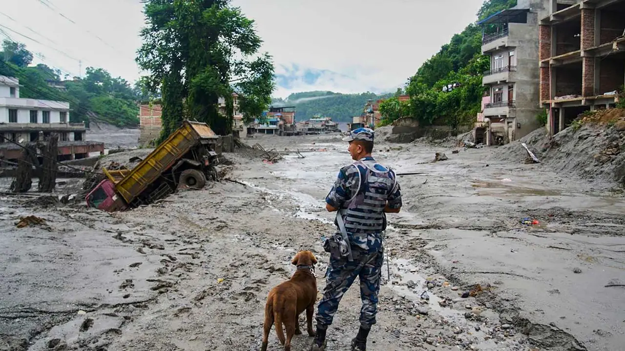 Pencarian Korban Banjir Nepal Berlanjut di Tengah Kerusakan Infrastruktur