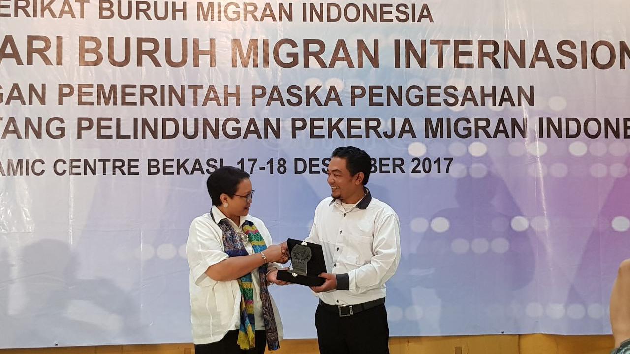 Menlu Retno Terima Penghargaan dari Serikat Buruh Migran