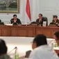 Presiden Jokowi didampingi Wapres Jusuf Kalla beserta menteri melakukan Sidang Kabinet Paripurna di Istana Kepresidenan, Jakarta,(2/11/2015). Sidang membahas APBN 2016, Persiapan Pilkada, dan Paket Kebijakan Ekonomi VI. (Liputam6.com/Faizal Fanani)