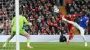 Pemain Liverpool, Mohamed Salah berusaha mencetak gol ke gawang Everton dalam laga lanjutan Liga Inggris 2024/2025 di Anfield, Liverpool, Inggris, Rabu (02/04/2025) waktu setempat. (AP Photo/Ian Hodgson)