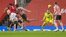 Bek Manchester United, Harry Maguire, mencetak gol ke gawang Sheffield United pada laga Liga Inggris di Stadion Old Trafford,  Kamis (28/1/2021). MU takluk dengan  skor 1-2. (AP/Laurence Griffiths,Pool)