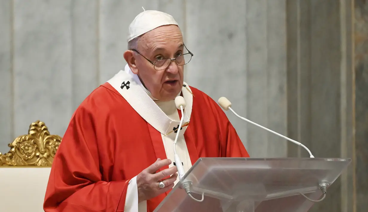 Paus Fransiskus menyampaikan khotbah saat memimpin Misa Minggu Palma di St. Peter's Basilica, Vatikan, Minggu (5/4/2020). Paus memuji orang-orang yang berjuang melawan pandemi virus corona COVID-19. (AP Photo/pool/Alberto Pizzoli)