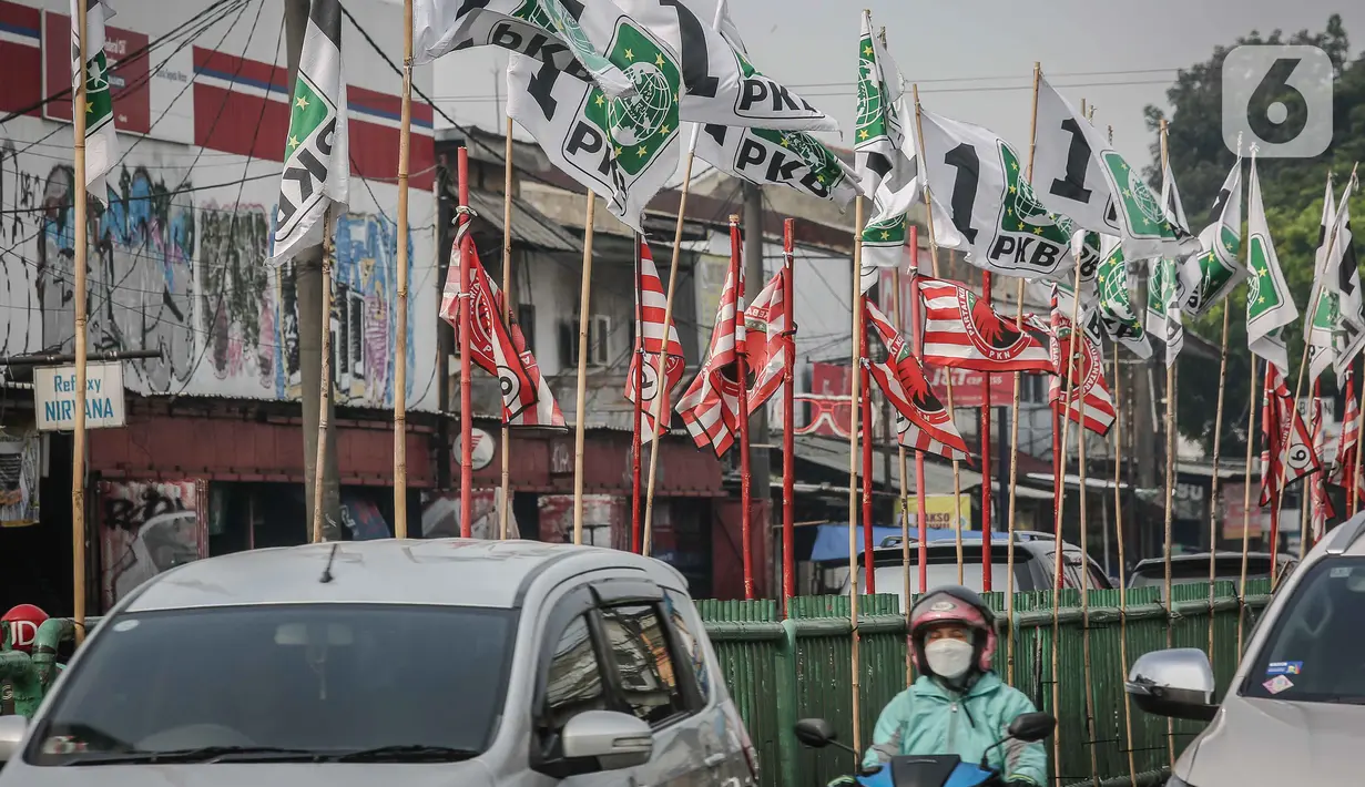 Selain membahayakan pengguna jalan atribut parpol juga merusak pemandangan kota.  (Liputan6.com/Faizal Fanani)