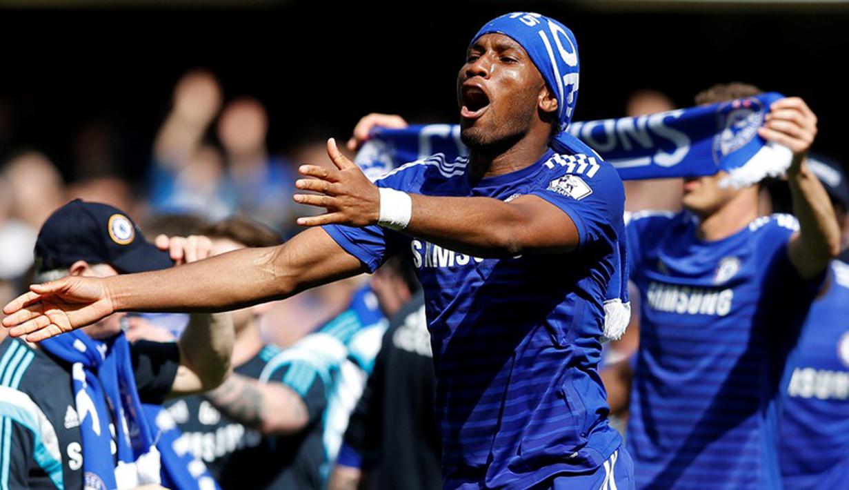 Didier Drogba akhirnya kembali merasakan trofi juara Liga Premier Inggris bersama Chelsea. Sebelumnya, Drogba mampu membawa The Blues meraih gelar Liga Inggris pada musim 2004/2005, 2005/2006, dan 2009/2010. (Reuters/Carl Recine)