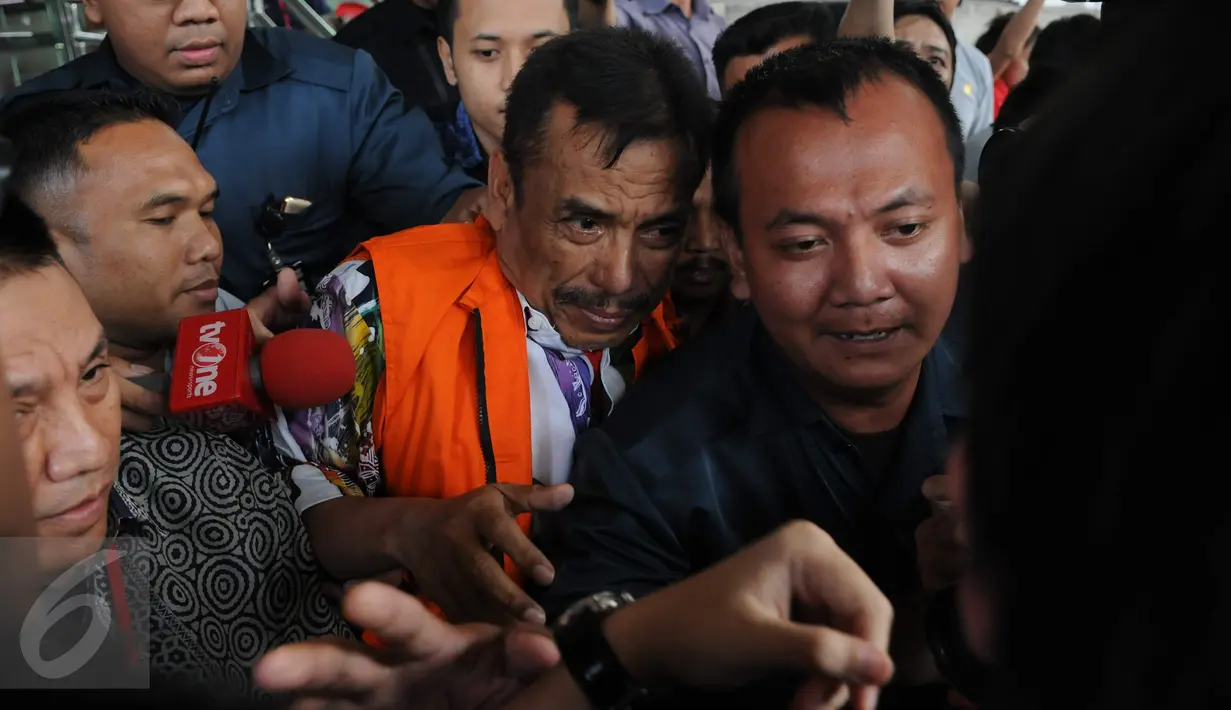Wali Kota Madiun Bambang Irianto berjalan menuju mobil tahanan usai menjalani pemeriksaan di gedung KPK, Jakarta, Rabu (23/11). KPK resmi menahan Bambang Irianto terkait dugaan kasus korupsi Pasar Besar Madiun tahun 2009-2012. (Liputan6.com/Helmi Afandi)